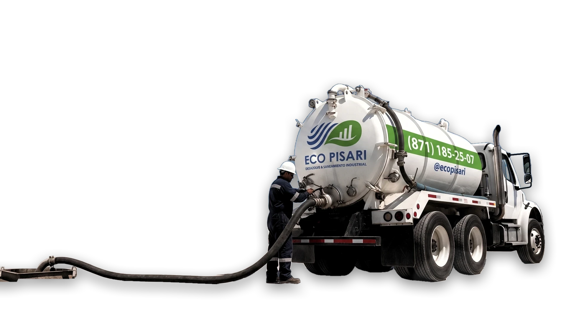 Unidad cisterna de Eco Pisari con su operador y la manguera de succión en un patio industrial